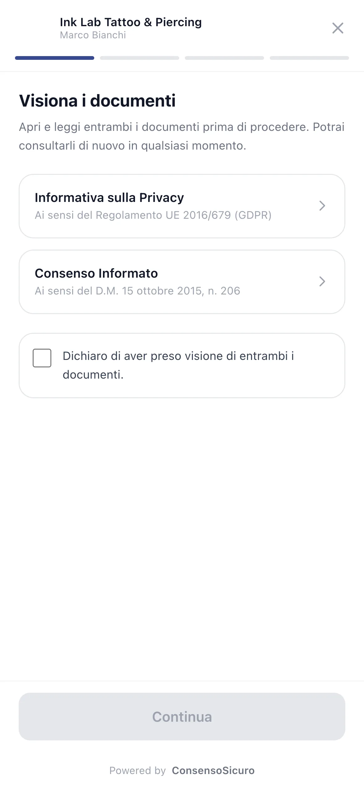 Il cliente legge i documenti sul telefono