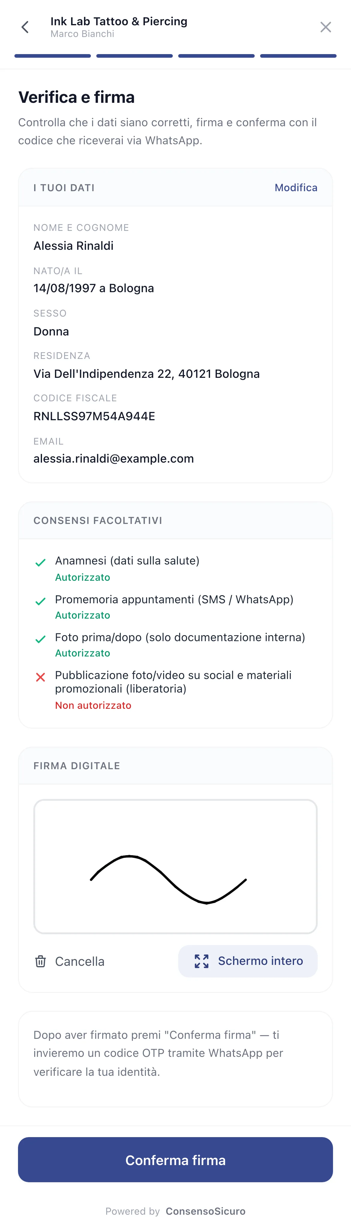 Il cliente firma con il dito sullo schermo del telefono