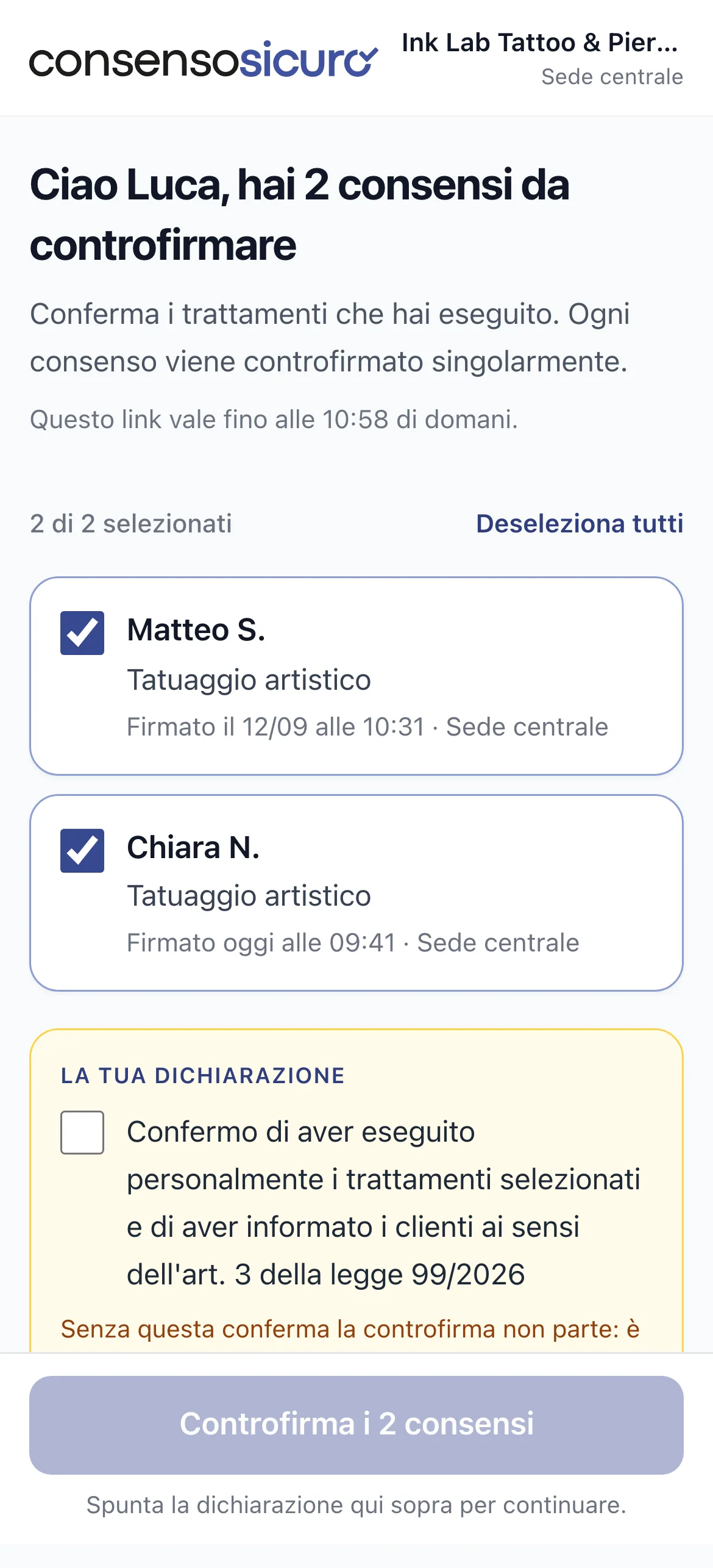 Pagina di controfirma sul telefono del professionista con l’elenco dei consensi